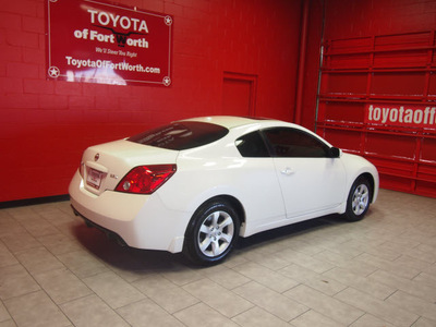 nissan altima 2008 white coupe 2 5 s gasoline 4 cylinders front wheel drive automatic 76116