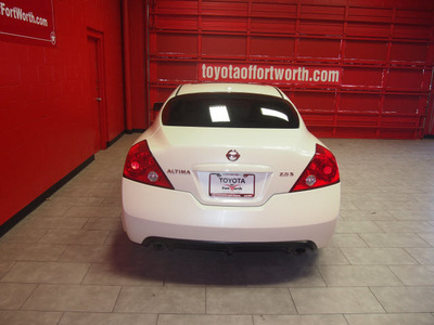 nissan altima 2008 white coupe 2 5 s gasoline 4 cylinders front wheel drive automatic 76116