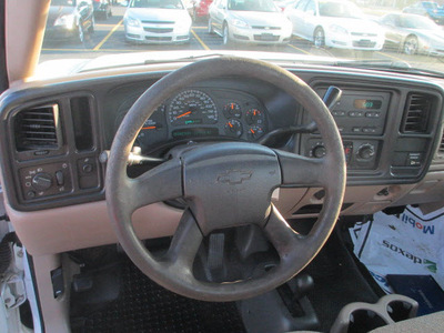 chevrolet silverado 1500 2004 white pickup truck gasoline 8 cylinders 4 wheel drive automatic 62863