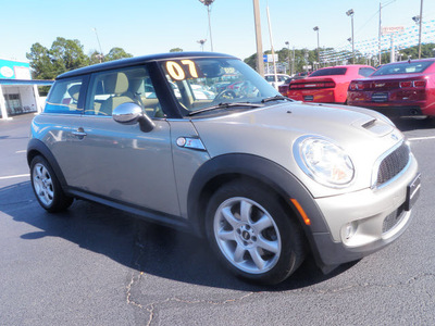 mini cooper 2007 off white hatchback s gasoline 4 cylinders front wheel drive automatic 32401