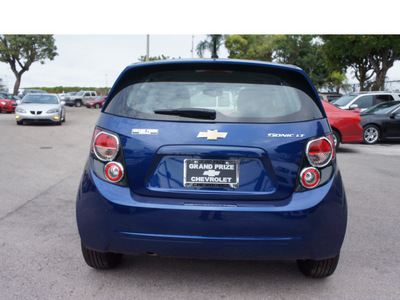 chevrolet sonic 2013 blue hatchback gasoline 4 cylinders front wheel drive automatic 33177