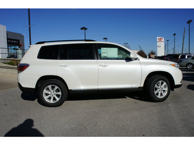 toyota highlander 2013 white suv se gasoline 6 cylinders all whee drive 5 speed automatic 46219