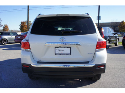 toyota highlander 2013 white suv se gasoline 6 cylinders all whee drive 5 speed automatic 46219