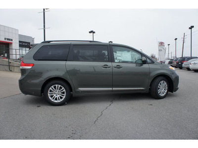 toyota sienna 2013 06t7cypress pearl van xle gasoline 6 cylinders front wheel drive automatic 46219