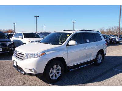 toyota highlander 2013 white suv plus gasoline 6 cylinders front wheel drive automatic 77074