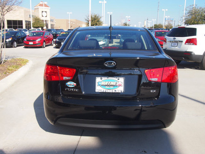 kia forte 2013 black sedan 4dr sdn ex at gasoline 4 cylinders front wheel drive automatic 75070