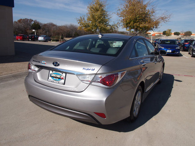 hyundai sonata hybrid 2012 silver sedan 4dr sdn 2 4l hyb at hybrid 4 cylinders front wheel drive automatic 75070