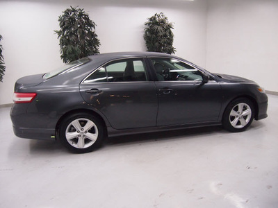 toyota camry 2011 gray sedan se gasoline 4 cylinders front wheel drive automatic 91731