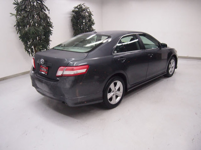 toyota camry 2011 gray sedan se gasoline 4 cylinders front wheel drive automatic 91731