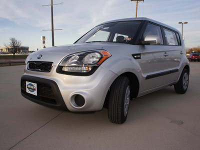 kia soul 2013 silver gasoline 4 cylinders front wheel drive manual 76205