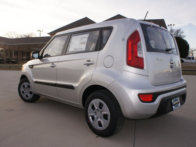 kia soul 2013 silver gasoline 4 cylinders front wheel drive manual 76205