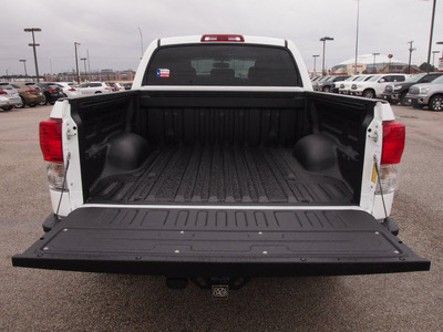 toyota tundra 2013 white platinum gasoline 8 cylinders 2 wheel drive automatic 76011