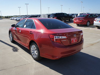 toyota camry 2013 red sedan le gasoline 4 cylinders front wheel drive automatic 75110