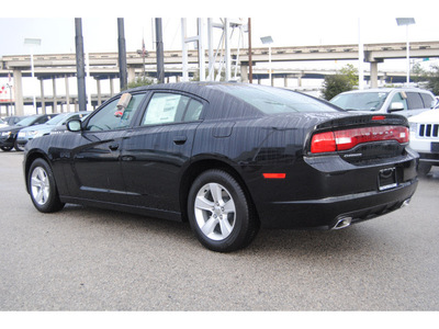 dodge charger 2013 phantom black tri c sedan se gasoline 6 cylinders rear wheel drive automatic 77017