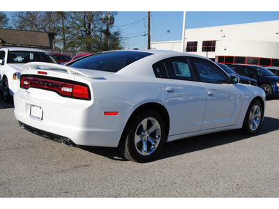 dodge charger 2013 off white sedan se gasoline 6 cylinders rear wheel drive automatic 77017