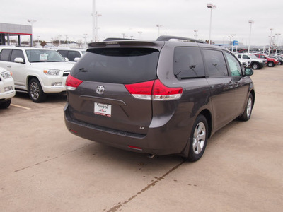 toyota sienna 2013 dk  gray van le 8 passenger gasoline 6 cylinders front wheel drive automatic 76116