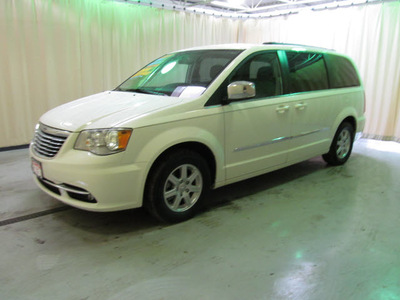 chrysler town and country 2011 white van touring l flex fuel 6 cylinders front wheel drive automatic 44883