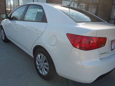 kia forte 2013 white sedan ex gasoline 4 cylinders front wheel drive 6 speed automatic 43228