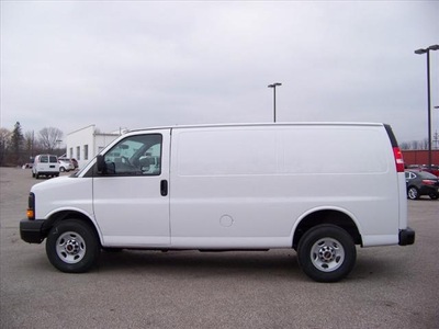 gmc savana cargo 2013 white van 2500 flex fuel 8 cylinders rear wheel drive automatic 44024