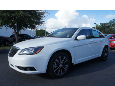 chrysler 200 2013 white sedan touring gasoline 4 cylinders front wheel drive automatic 33157