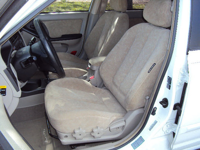 hyundai elantra 2002 white sedan gls gasoline 4 cylinders front wheel drive automatic 32901