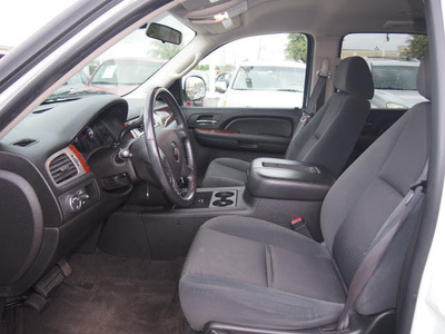 chevrolet tahoe 2009 white suv lt xfe flex fuel 8 cylinders 2 wheel drive automatic 77090