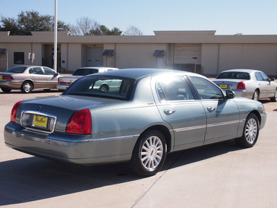 lincoln town car 2004 lt  green sedan signature gasoline 8 cylinders rear wheel drive automatic 77043