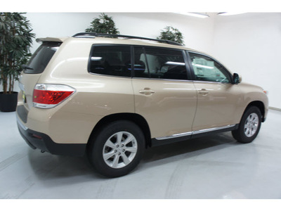 toyota highlander 2013 tan suv se gasoline 6 cylinders front wheel drive automatic 91731
