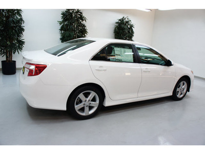 toyota camry 2013 white sedan se gasoline 4 cylinders front wheel drive automatic 91731