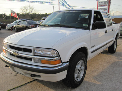 chevrolet s 10 2001 white gasoline 6 cylinders 4 wheel drive automatic 77379