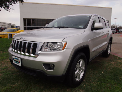 jeep grand cherokee 2012 silver suv laredo gasoline 6 cylinders 2 wheel drive automatic 75067