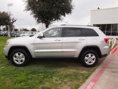 jeep grand cherokee 2012 silver suv laredo gasoline 6 cylinders 2 wheel drive automatic 75067