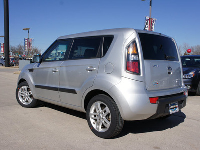 kia soul 2011 silver soul gasoline 4 cylinders front wheel drive automatic 76205