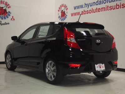 hyundai accent 2013 black hatchback se gasoline 4 cylinders front wheel drive automatic 75150