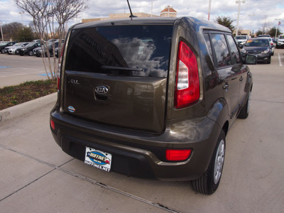 kia soul 2013 green wagon 5dr wgn base at gasoline 4 cylinders front wheel drive automatic 75070
