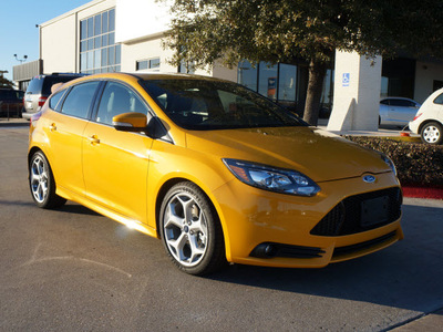 ford focus 2013 orange hatchback 5dr hb st gasoline 4 cylinders front wheel drive manual 75070