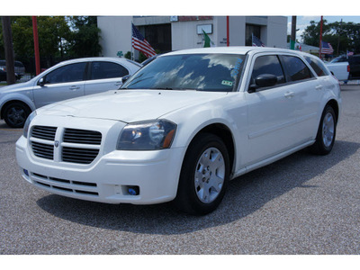 dodge magnum 2006 white wagon se gasoline 6 cylinders rear wheel drive automatic 77008