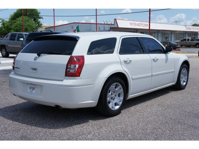 dodge magnum 2006 white wagon se gasoline 6 cylinders rear wheel drive automatic 77008