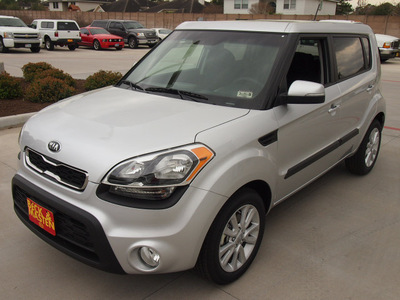 kia soul 2013 bright silver wagon audio pkg power tilt slide roof gasoline 4 cylinders front wheel drive 6 speed automatic 77375