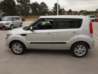 kia soul 2013 bright silver wagon audio pkg power tilt slide roof gasoline 4 cylinders front wheel drive 6 speed automatic 77375