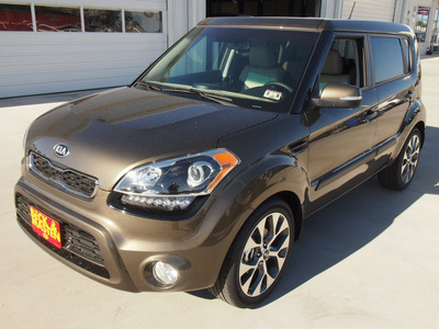 kia soul 2013 moss wagon ! premium pkg gasoline 4 cylinders front wheel drive 6 speed automatic 77375