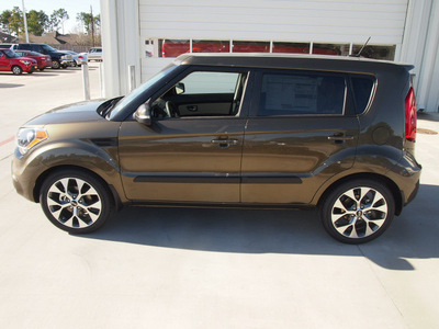 kia soul 2013 moss wagon ! premium pkg gasoline 4 cylinders front wheel drive 6 speed automatic 77375