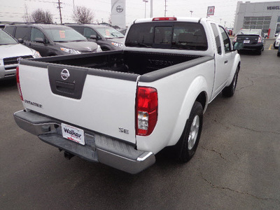 nissan frontier 2005 white se gasoline 6 cylinders 4 wheel drive manual 45342