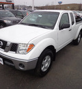 nissan frontier 2005 white se gasoline 6 cylinders 4 wheel drive manual 45342