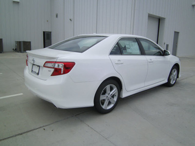 toyota camry 2013 white sedan se gasoline 4 cylinders front wheel drive automatic 75569