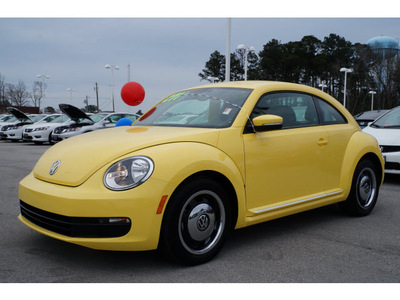 volkswagen beetle 2012 yellow hatchback 2 5 pzev gasoline 5 cylinders front wheel drive automatic 28557