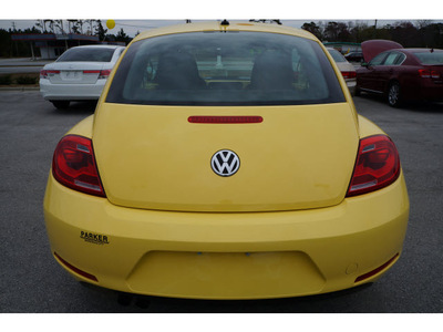 volkswagen beetle 2012 yellow hatchback 2 5 pzev gasoline 5 cylinders front wheel drive automatic 28557