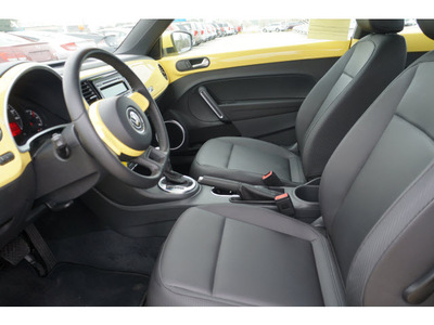 volkswagen beetle 2012 yellow hatchback 2 5 pzev gasoline 5 cylinders front wheel drive automatic 28557