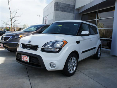 kia soul 2013 white soul gasoline 4 cylinders front wheel drive automatic 44060