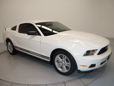 ford mustang 2010 white coupe v6 gasoline 6 cylinders rear wheel drive automatic 76137